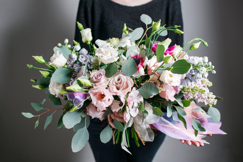 Rik grupp av blommor, grönt blad i ny vårbukett för hand Blåtthav, Sky & moln arkivfoto Rik grupp av blommor, grönt blad i ny vårbukett för hand Blåtthav, Sky & moln arkivfoto