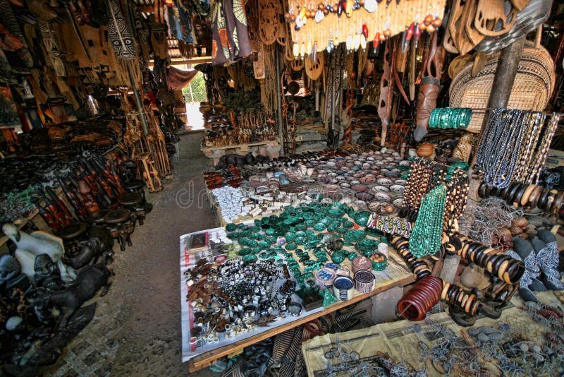 Rikt erbjudande av souvenir på marknadsplatsen, Victoria Falls, Zambia royaltyfria bilder Rikt erbjudande av souvenir på marknadsplatsen, Victoria Falls, Zambia royaltyfria bilder