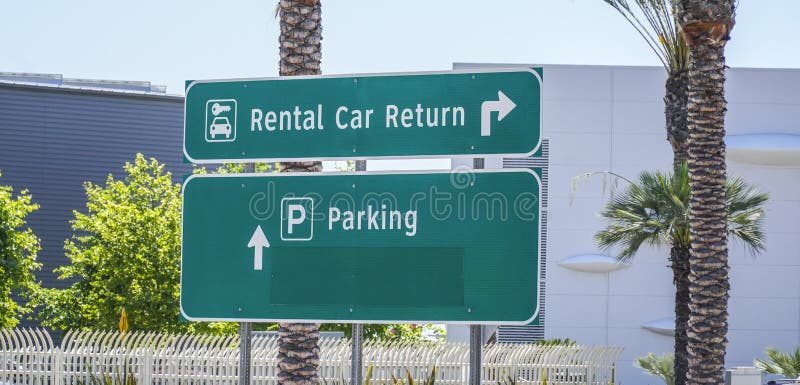 Riktningstecken till retur för uthyrnings- bil - SAN DIEGO - KALIFORNIEN - APRIL 21, 2017 fotografering för bildbyråer Riktningstecken till retur för uthyrnings- bil - SAN DIEGO - KALIFORNIEN - APRIL 21, 2017 fotografering för bildbyråer