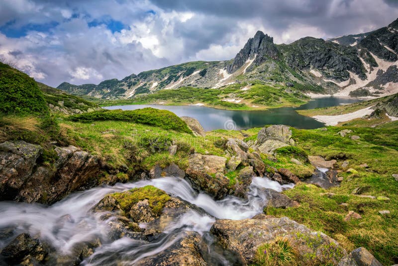 Magnífico manana de montana en la primavera.