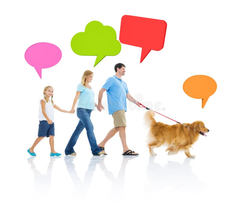 Rilassamento della famiglia con il cane ed i fumetti immagini stock