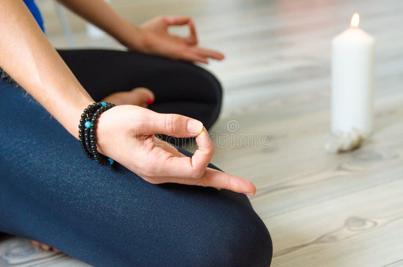 Rilassamento, esercizio, mani, yoga Respirazione adeguata