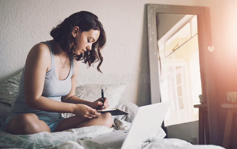 Rilassare la scrittura del diario e la donna in camera con il taccuino per i riflettori e il diario. studio creativo e immagine stock libera da diritti