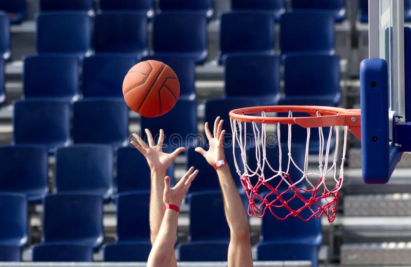 Rimbalzo di pallacanestro fotografie stock libere da diritti Rimbalzo di pallacanestro fotografie stock libere da diritti