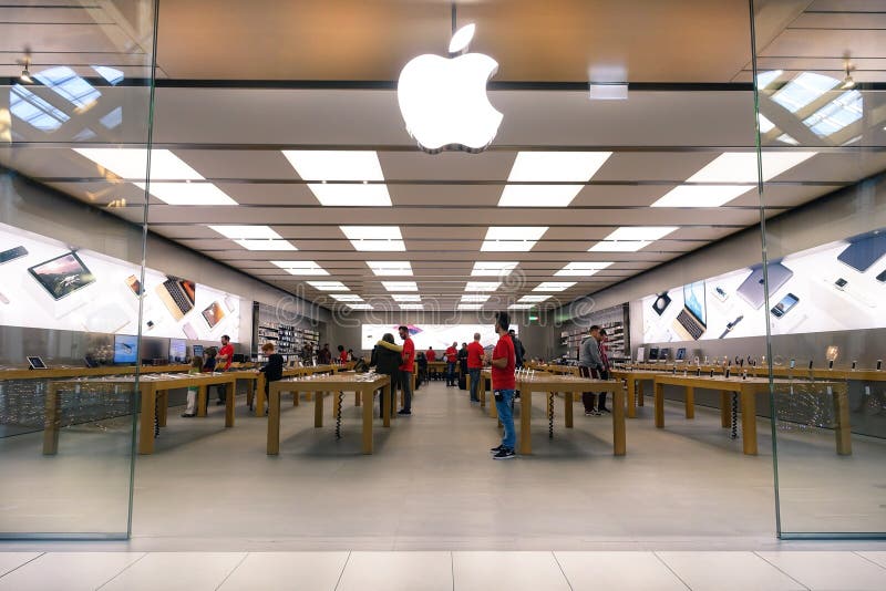 RIMINI, ITALIEN - 18. DEZEMBER 2015: Apple speichern gefunden in einem Shop lizenzfreies stockfoto RIMINI, ITALIEN - 18. DEZEMBER 2015: Apple speichern gefunden in einem Shop lizenzfreies stockfoto