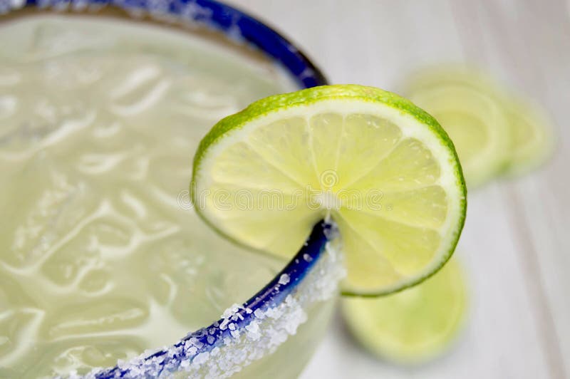 Rimmad margarita med limefruktskivan royaltyfria foton Rimmad margarita med limefruktskivan royaltyfria foton