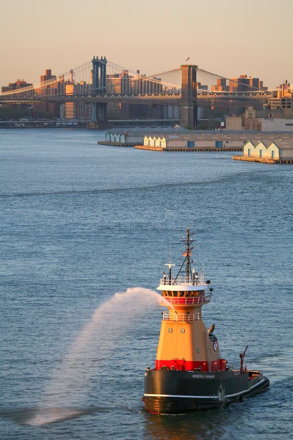 Rimorchiatore in East River immagini stock libere da diritti Rimorchiatore in East River immagini stock libere da diritti