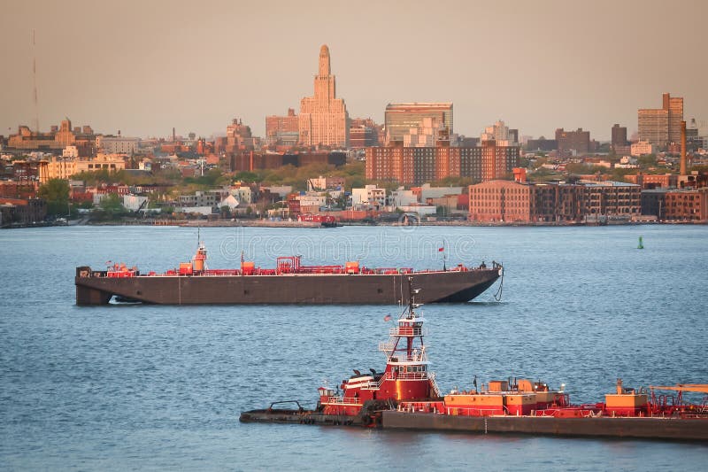 Rimorchiatori nella baia superiore di New York fotografia stock libera da diritti Rimorchiatori nella baia superiore di New York fotografia stock libera da diritti