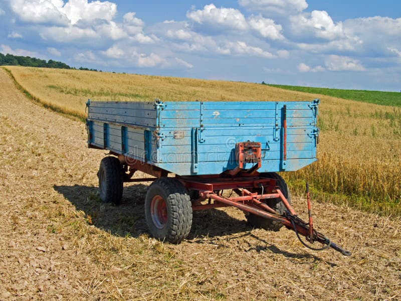 Rimorchio dell'azienda agricola immagine stock libera da diritti Rimorchio dell'azienda agricola immagine stock libera da diritti