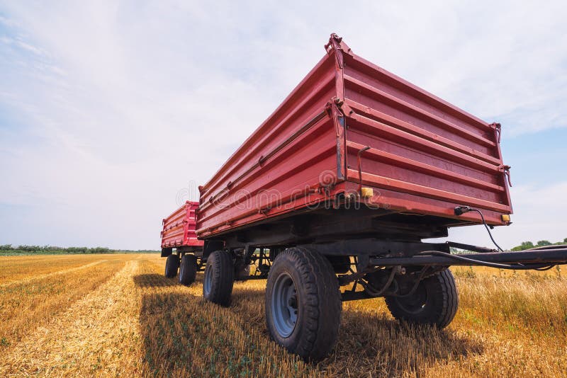 Rimorchio di trattore agricolo fotografia stock libera da diritti Rimorchio di trattore agricolo fotografia stock libera da diritti