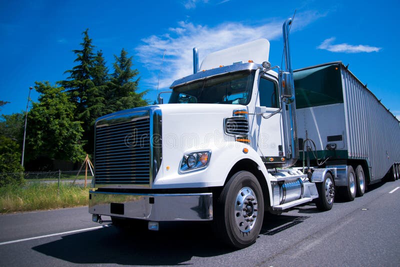 Download Rimorchio Eccellente Alla Rinfusa Della Carrozza Di Giorno Del Camion Dei Semi Dell'impianto Di Perforazione Sulla Strada Immagine Stock - Immagine di chrome, moderno: 56875183
