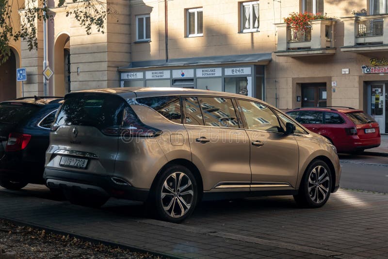 Rinault espace initiale v mpv car parcheggiata per strada fotografie stock