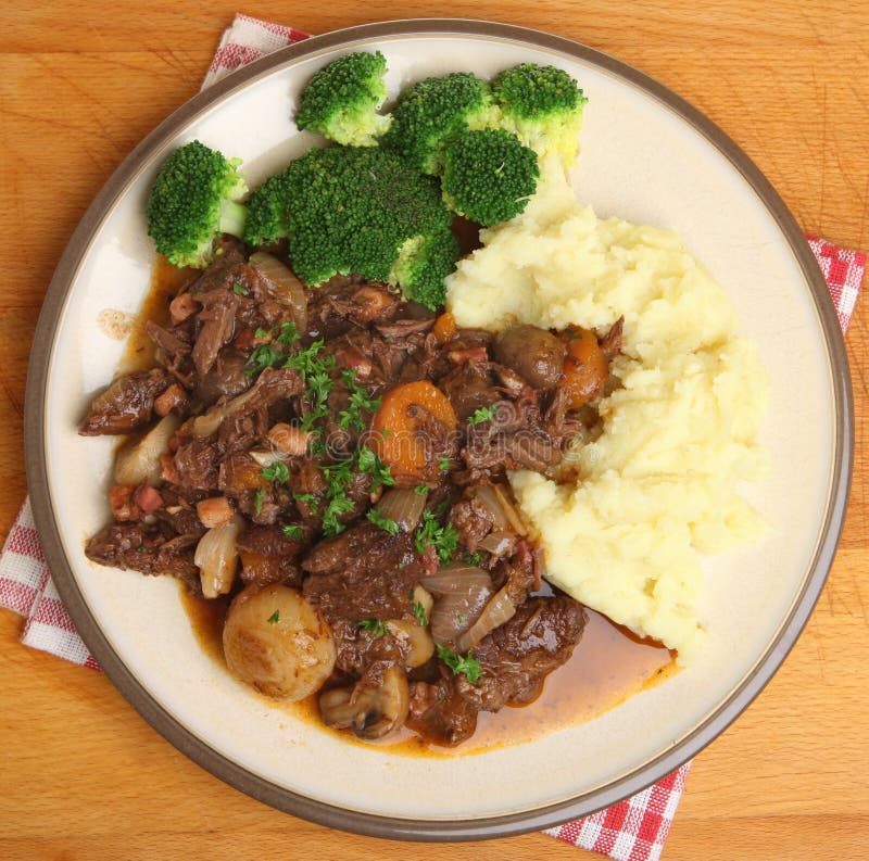 Rindfleisch Bourguignon Stew Dinner Von Oben Stockfoto - Bild von brei ...