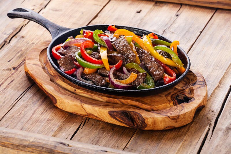 Traditionelle Mexikanische Rindfleisch Fajitas Mit Tortillas Stockfoto ...