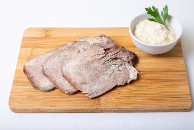 Rindfleisch Gekochte Zunge Mit Meerrettich Auf Dem Brett Stockbild ...