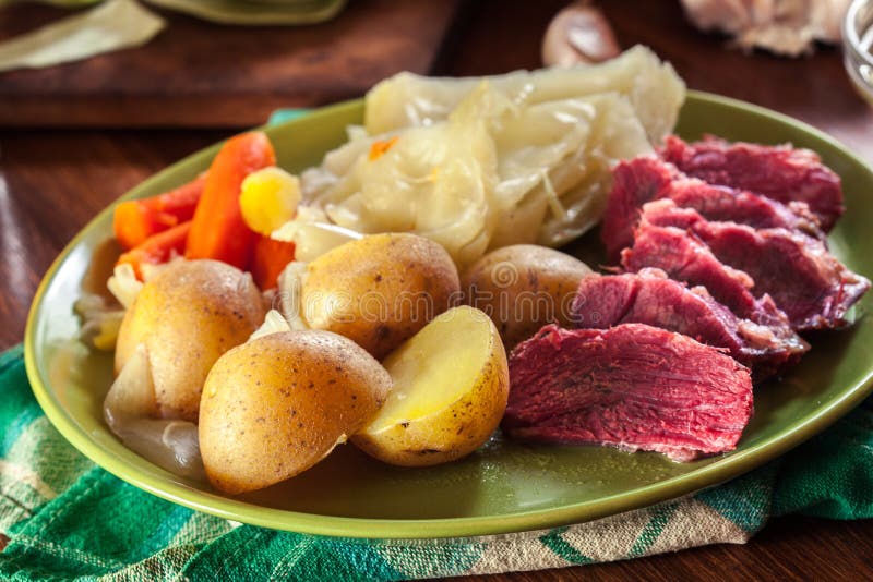 Corned Beef Kohlkarotten Und Rote Kartoffeln Auf Schwarzblech Stockfoto Bild von hintergrund