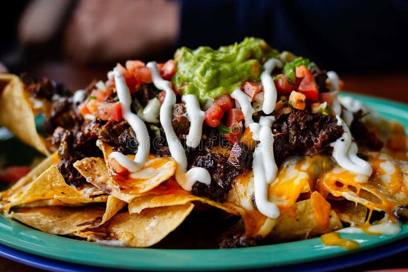 Rindfleisch- und Käsemais Nachos dienten auf einer großen essfertigen Platte stockfoto Rindfleisch- und Käsemais Nachos dienten auf einer großen essfertigen Platte stockfoto