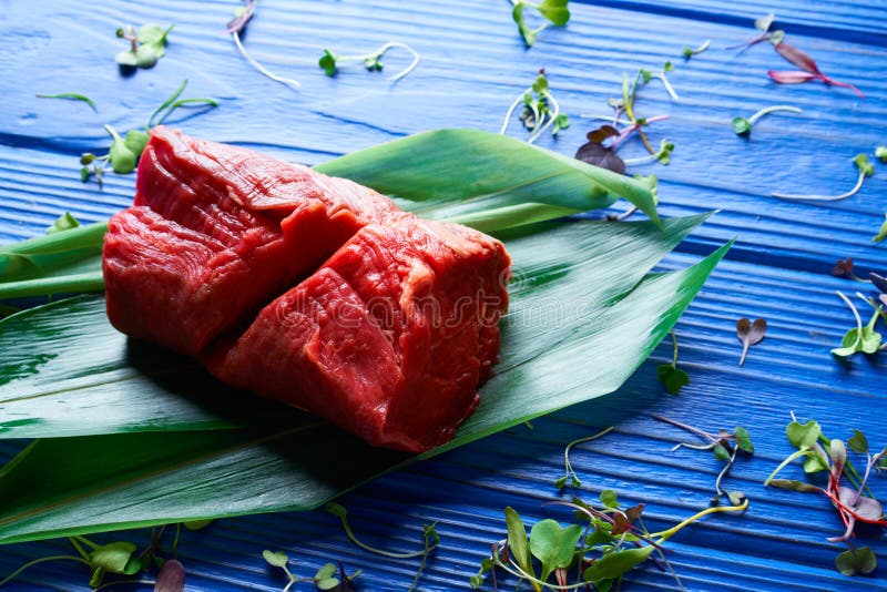 RindfleischFleischstück Kalbfleischlende auf Purpleheart stockfotos