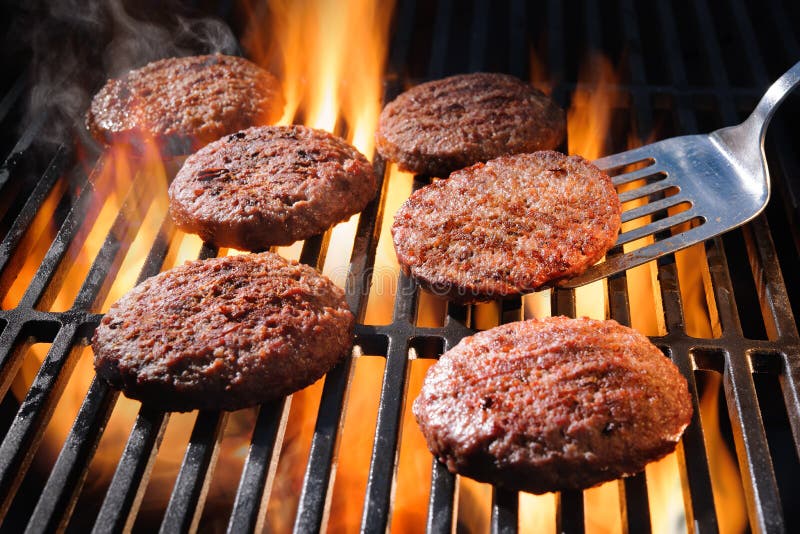 Rindfleischhamburgerpastetchen, die auf dem Grill zischen stockfoto Rindfleischhamburgerpastetchen, die auf dem Grill zischen stockfoto