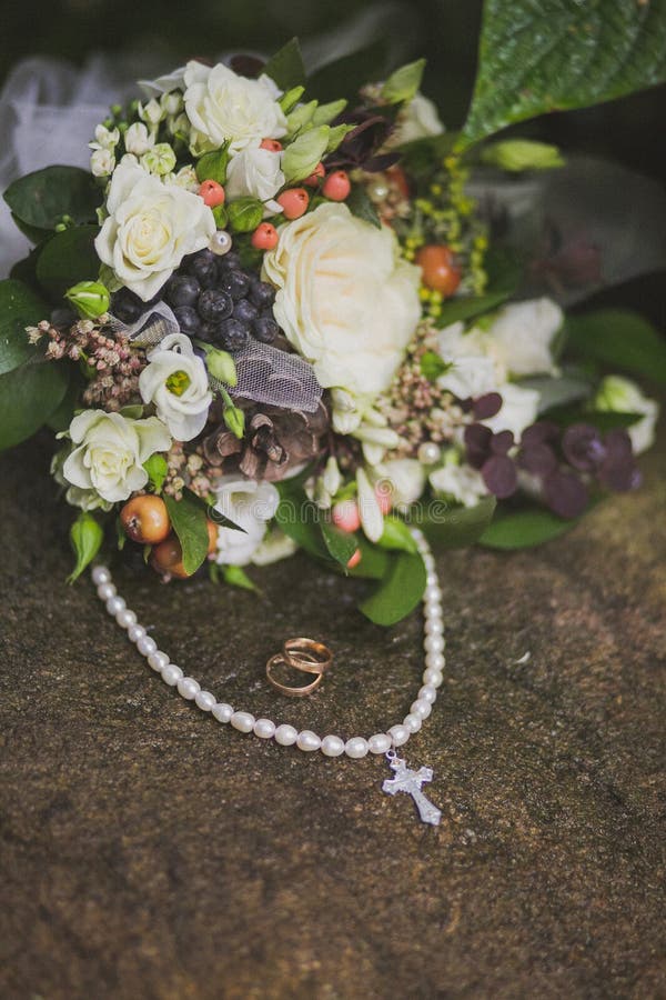 Ring der diamantenen Hochzeit und kreuzförmige Halskette stockbild Ring der diamantenen Hochzeit und kreuzförmige Halskette stockbild