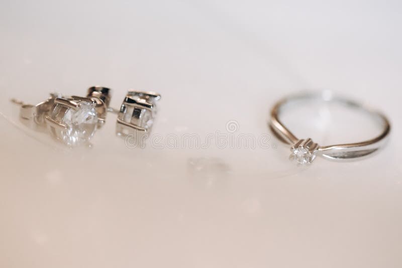 Ring en Oorringen met Diamant op Witte Achtergrond royalty-vrije stock fotografie Ring en Oorringen met Diamant op Witte Achtergrond royalty-vrije stock fotografie