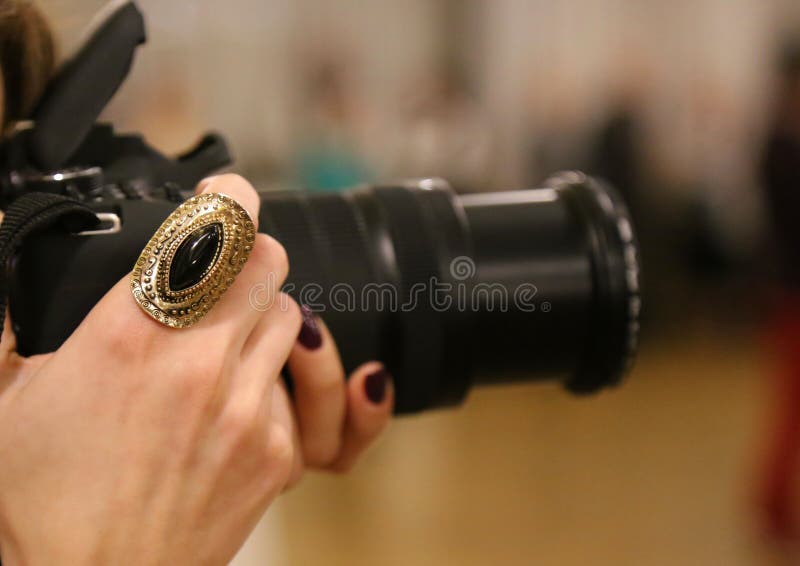 Ring op de hand van een vrouwelijke fotograaf royalty-vrije stock fotografie Ring op de hand van een vrouwelijke fotograaf royalty-vrije stock fotografie