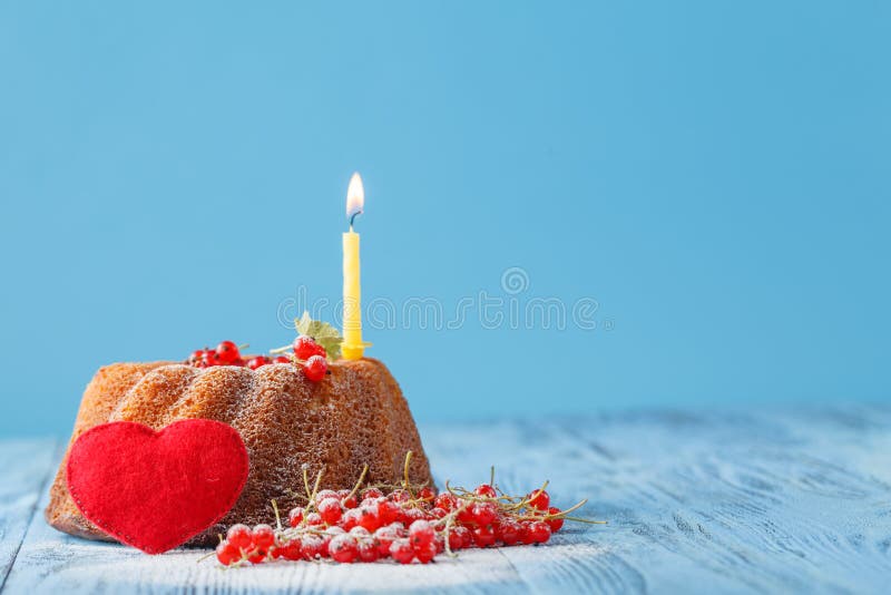 Rink cake with berries