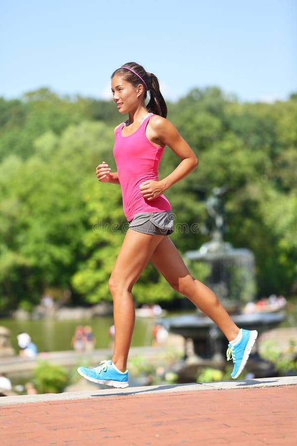 Rinnande kvinna som joggar den New York City Central Park fotografering för bildbyråer Rinnande kvinna som joggar den New York City Central Park fotografering för bildbyråer
