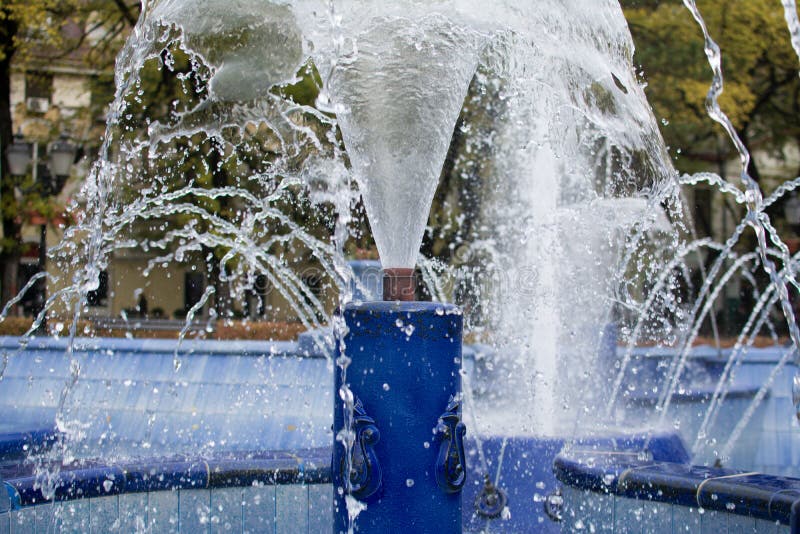 Rinnande vatten på stadsspringbrunnen som möjlig färgstänk för bakgrund som använder vatten arkivbild Rinnande vatten på stadsspringbrunnen som möjlig färgstänk för bakgrund som använder vatten arkivbild