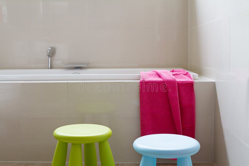 Rinnovamento del bagno della famiglia del progettista con l'orizzontale della decorazione dei bambini fotografia stock Rinnovamento del bagno della famiglia del progettista con l'orizzontale della decorazione dei bambini fotografia stock