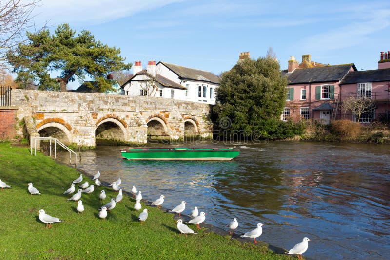 Rio Avon Christchurch Dorset Inglaterra Reino Unido com ponte e o barco verde imagens de stock