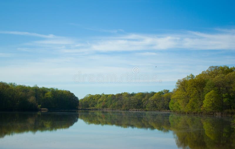 Rio calmo imagem de stock royalty free Rio calmo imagem de stock royalty free