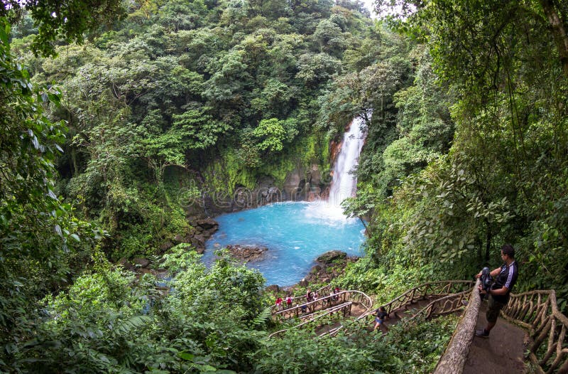 Rio Celeste que visita, Costa Rica imágenes de archivo libres de regalías Rio Celeste que visita, Costa Rica imágenes de archivo libres de regalías