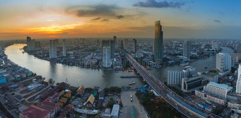 Rio da cidade de Banguecoque da opinião aérea do panorama curvado imagem de stock