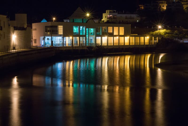 Rio da cidade de Tavira ao entardecer imagem de stock royalty free