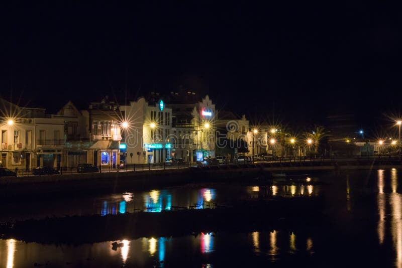 Rio da cidade de Tavira ao entardecer imagens de stock