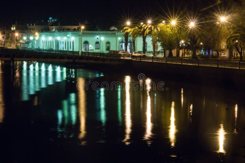 Rio da cidade de Tavira ao entardecer fotos de stock