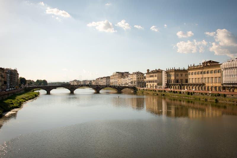Rio de Arno em Florença (Firenze), Toscânia, Italy imagens de stock Rio de Arno em Florença (Firenze), Toscânia, Italy imagens de stock