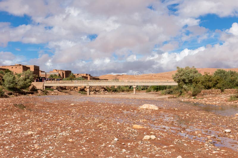 Rio de Asif Ounila perto do kasbah AIT ben Haddou fotos de stock Rio de Asif Ounila perto do kasbah AIT ben Haddou fotos de stock