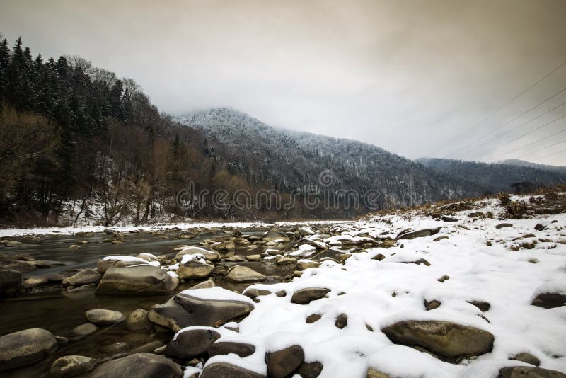 Rio de Bistrita no inverno com neve em Romênia imagens de stock Rio de Bistrita no inverno com neve em Romênia imagens de stock