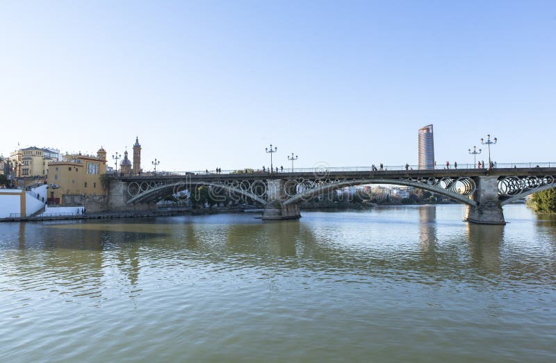 Rio de Guadalquivir em Sevilha, Espanha imagem de stock Rio de Guadalquivir em Sevilha, Espanha imagem de stock