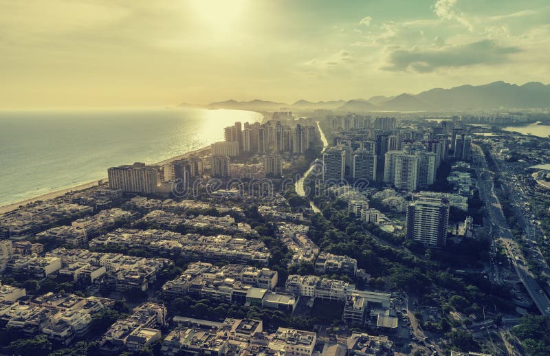 Rio de Janeiro Barra da Tijuca med flyg- sikt för solnedgångljus fotografering för bildbyråer Rio de Janeiro Barra da Tijuca med flyg- sikt för solnedgångljus fotografering för bildbyråer
