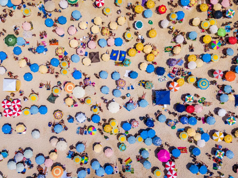 Rio de Janeiro Brasilien, bästa sikt av den Copacabana stranden som visar färgglade paraplyer och folk som kopplar av på en somma arkivbilder Rio de Janeiro Brasilien, bästa sikt av den Copacabana stranden som visar färgglade paraplyer och folk som kopplar av på en somma arkivbilder