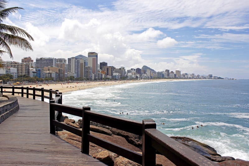 RIO DE JANEIRO BRASILIEN: Panoramautsikt av den Ipanema och Leblon stranden royaltyfri bild RIO DE JANEIRO BRASILIEN: Panoramautsikt av den Ipanema och Leblon stranden royaltyfri bild