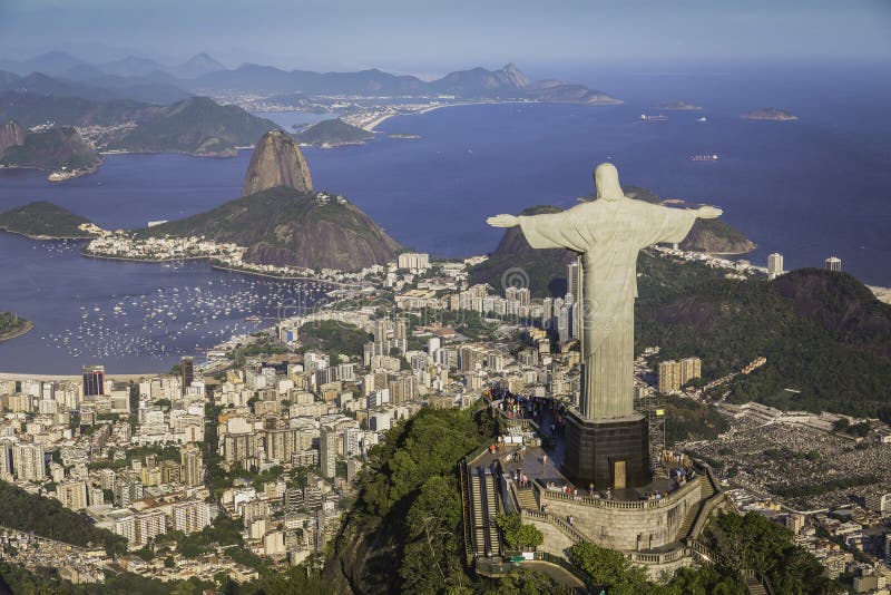 Rio de Janeiro, Brasilien: Vogelperspektive von Christus und von Botafogo-Bucht stockfotos