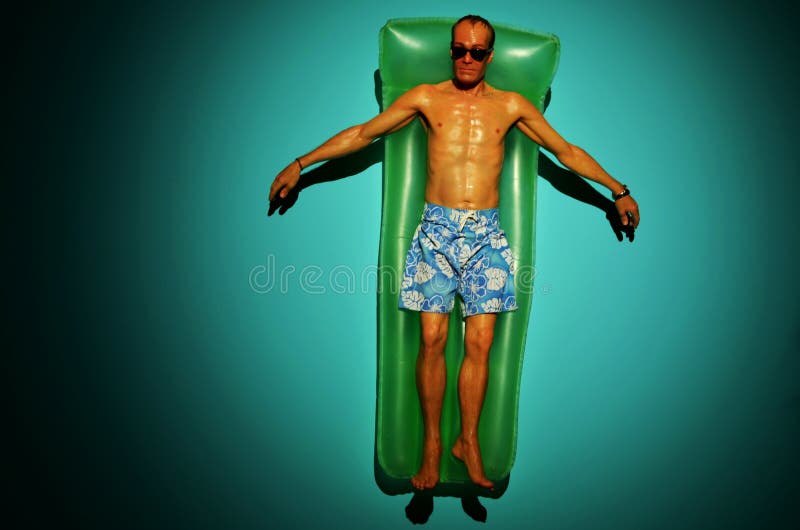 Rio de Janeiro, Brazilië - Maart 30, 2014: ‚Afwijking ‚, een beeldhouwwerk door de Australische hyperrealistbeeldhouwer, Ron Muec stock illustratie Rio de Janeiro, Brazilië - Maart 30, 2014: ‚Afwijking ‚, een beeldhouwwerk door de Australische hyperrealistbeeldhouwer, Ron Muec stock illustratie