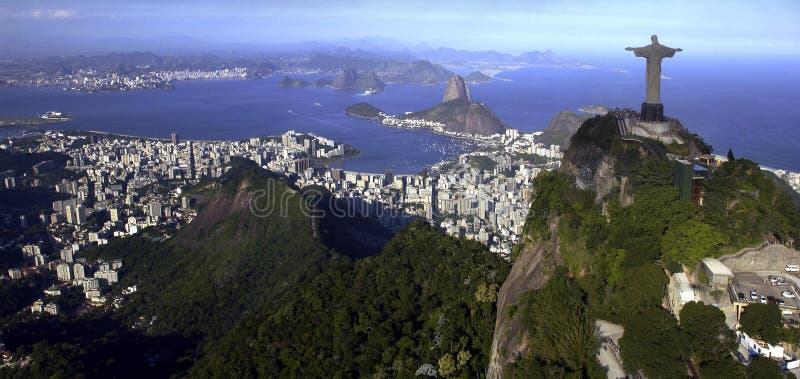 Vista aérea cristo redentor estatua sobre el más alto la ciudad De en brasil.