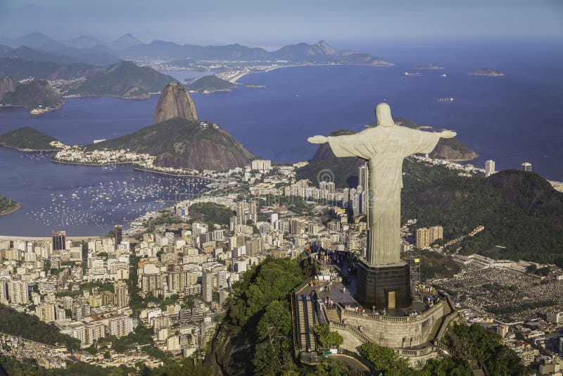 Rio de Janeiro, el Brasil: Vista aérea de Cristo y de la bahía de Botafogo