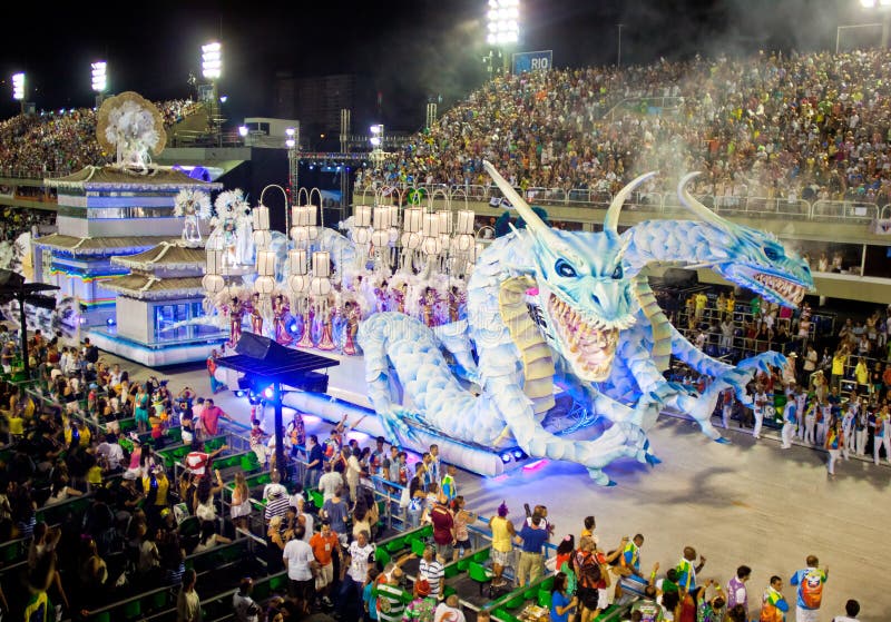 RIO DE JANEIRO - FEBRUARI 11: Visa med garneringar av drakenollan royaltyfria bilder RIO DE JANEIRO - FEBRUARI 11: Visa med garneringar av drakenollan royaltyfria bilder