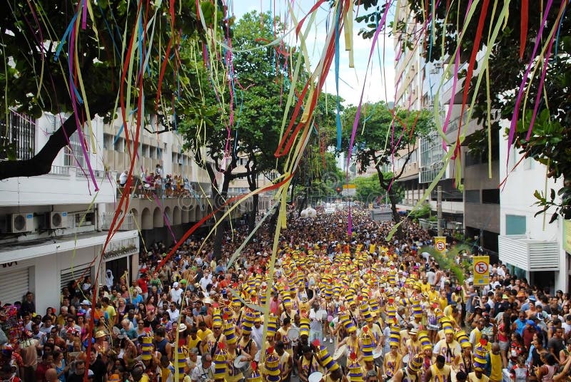 1º dos 50 dias de carnaval de rua no Rio reúne milhares de foliões em  Copacabana